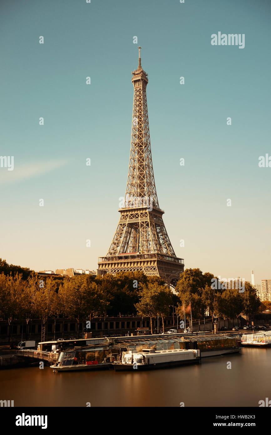 Paris Seine avec la Tour Eiffel en France. Banque D'Images
