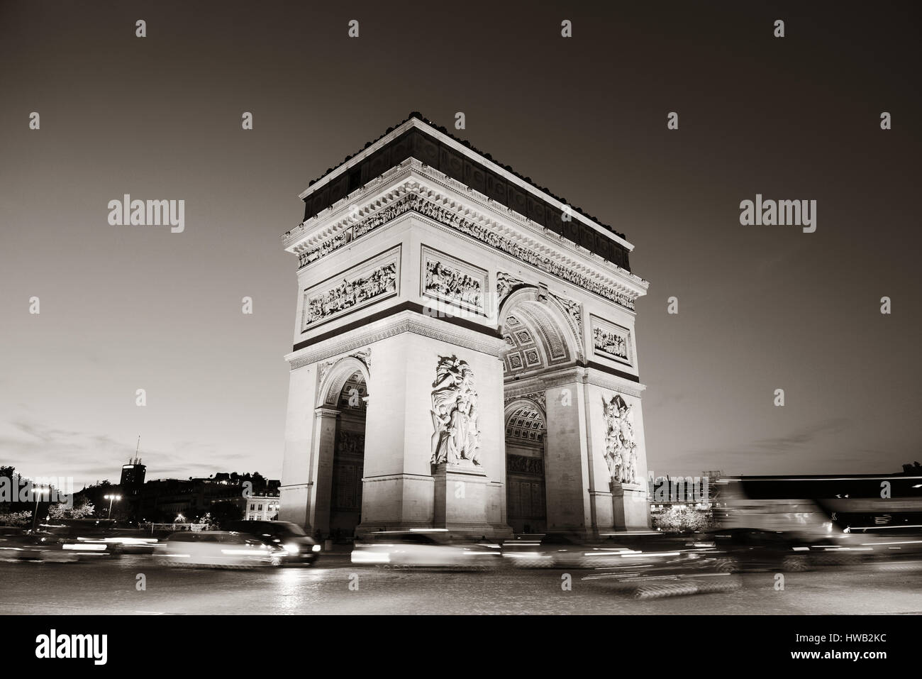 Arc de Triomphe et la rue nuit à Paris, France. Banque D'Images