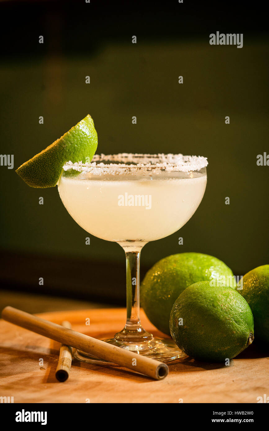 Citron lime mexicaine margarita cocktail tequila verre au bar moderne Banque D'Images