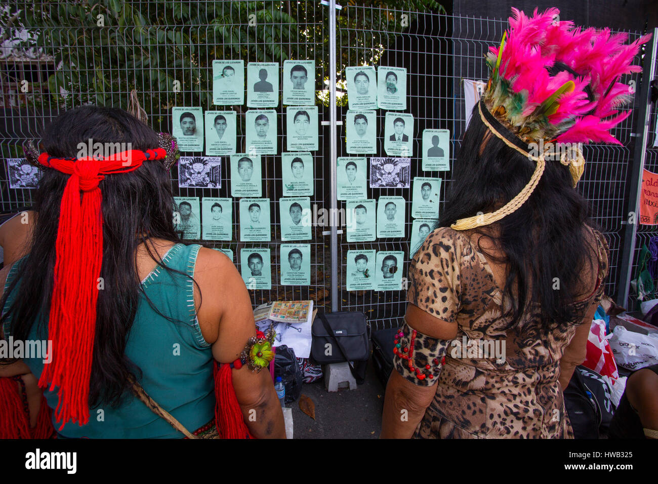 Journée indienne à Rio de Janeiro, les Indiens mis dans un mur de photos de personnes qui ont disparu au Mexique, Maracana, Rio de Janeiro, Brésil Banque D'Images