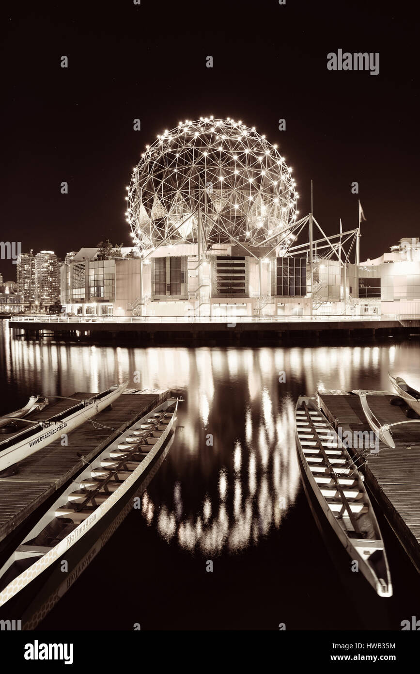 VANCOUVER, C.-B. - 19 AOÛT 17 : Science World de nuit avec voile le 17 août 2015 à Vancouver, Canada. Avec 603k de la population, c'est l'un des plus ethnique Banque D'Images