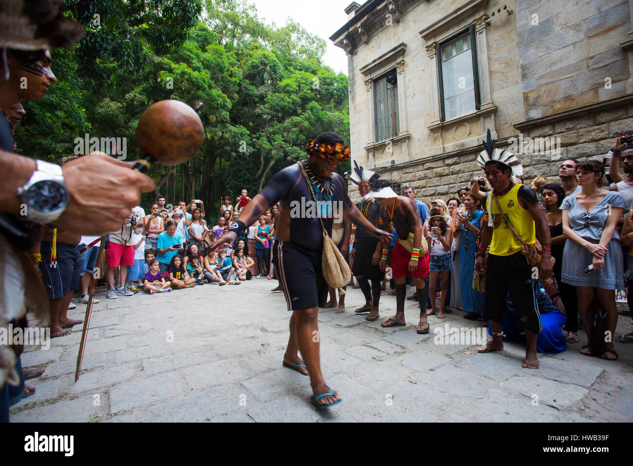 Dans la journée des indiens indiens faisant la danse de présentation au public à Parque Lage, Rio de Janeiro, Brésil Banque D'Images