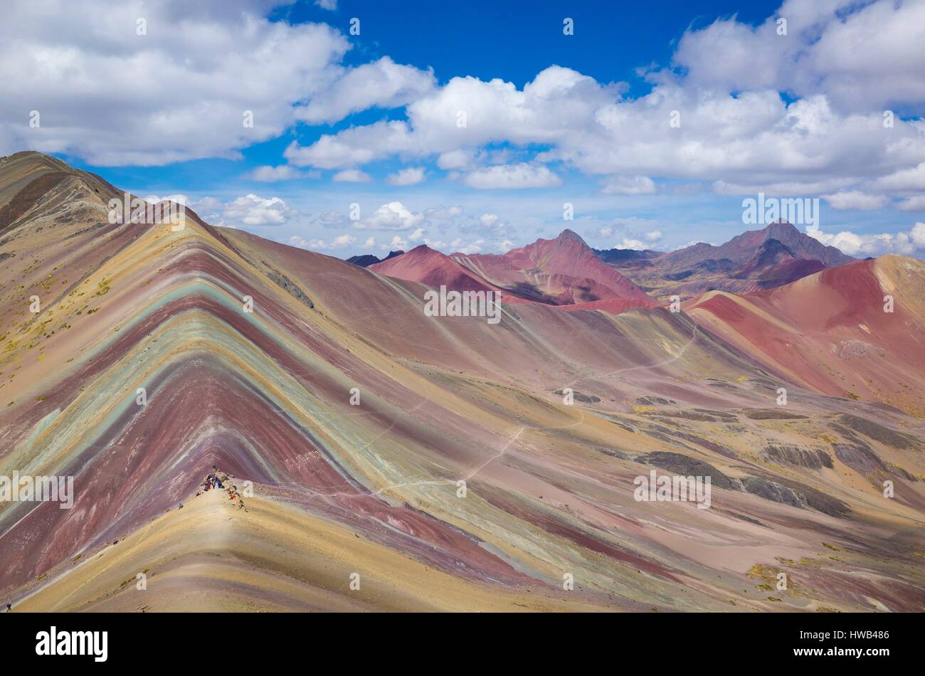 Pérou, région de Cusco, cordillère des Andes, de l'Ausangate, le Winicunca aussi connu sous le nom de Rainbow mountain est un gelological étonnant situé au 4800 mètres au-dessus du niveau de la mer, et créé par l'érosion et l'oxydation des roches sedimental Banque D'Images