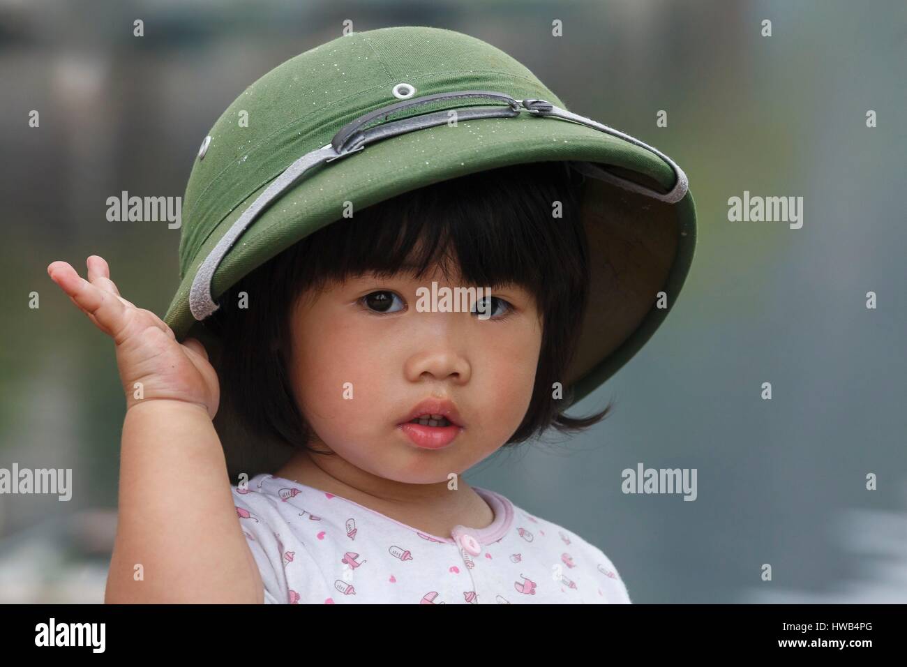 Vietnam, province de Ninh Binh, Tam Coc, petite fille portrait avec un casque colonial Banque D'Images