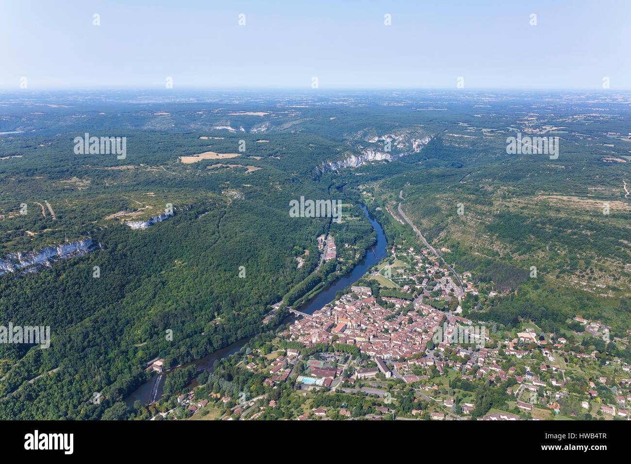 La France, Tarn et Garonne, Saint Antonin Noble Val, le village et les gorges de la rivière Aveyron (vue aérienne) Banque D'Images