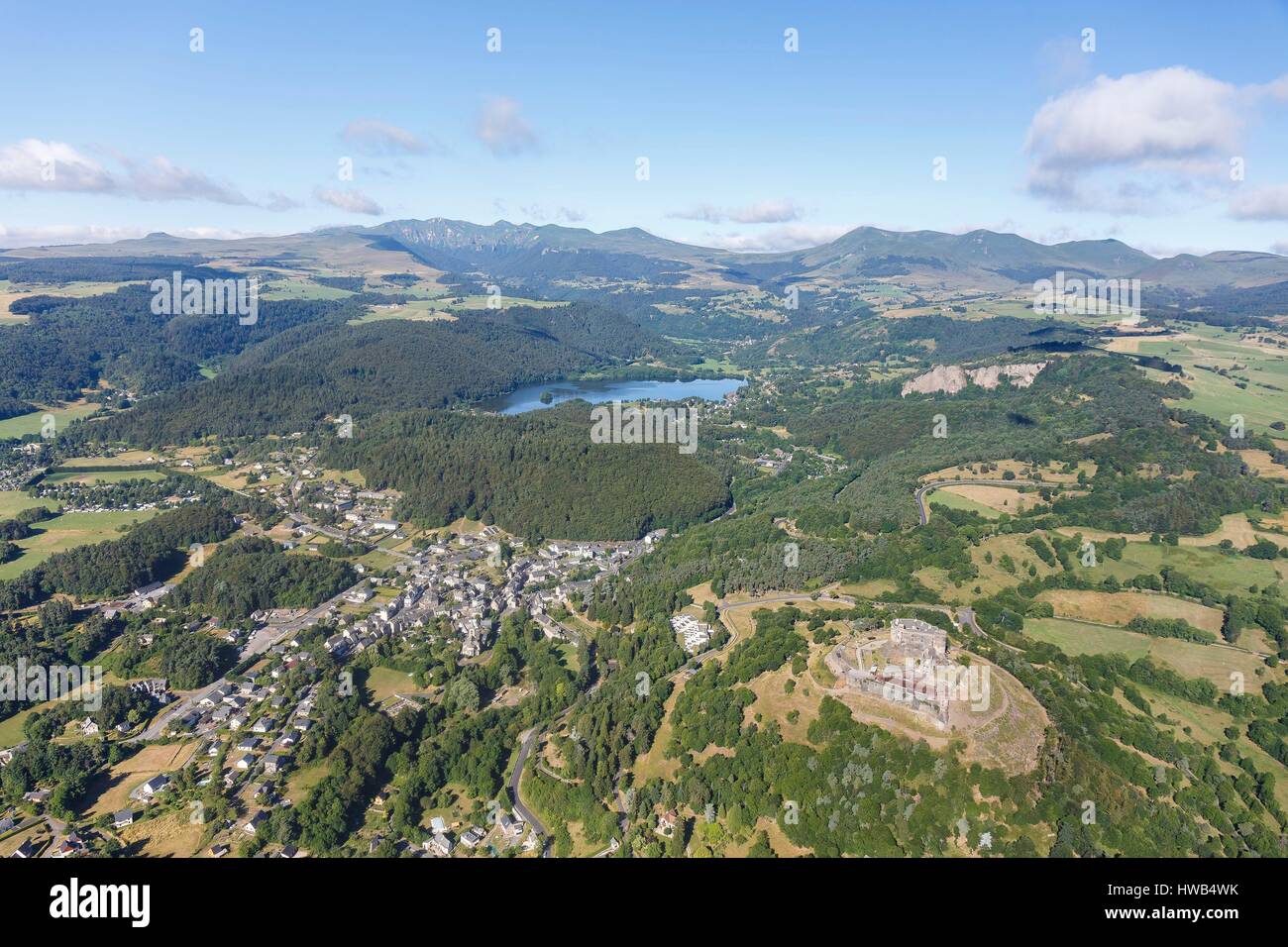 France, Puy de Dome, Murol, Château de Murol et le Lac Chambon village avant (vue aérienne) Banque D'Images