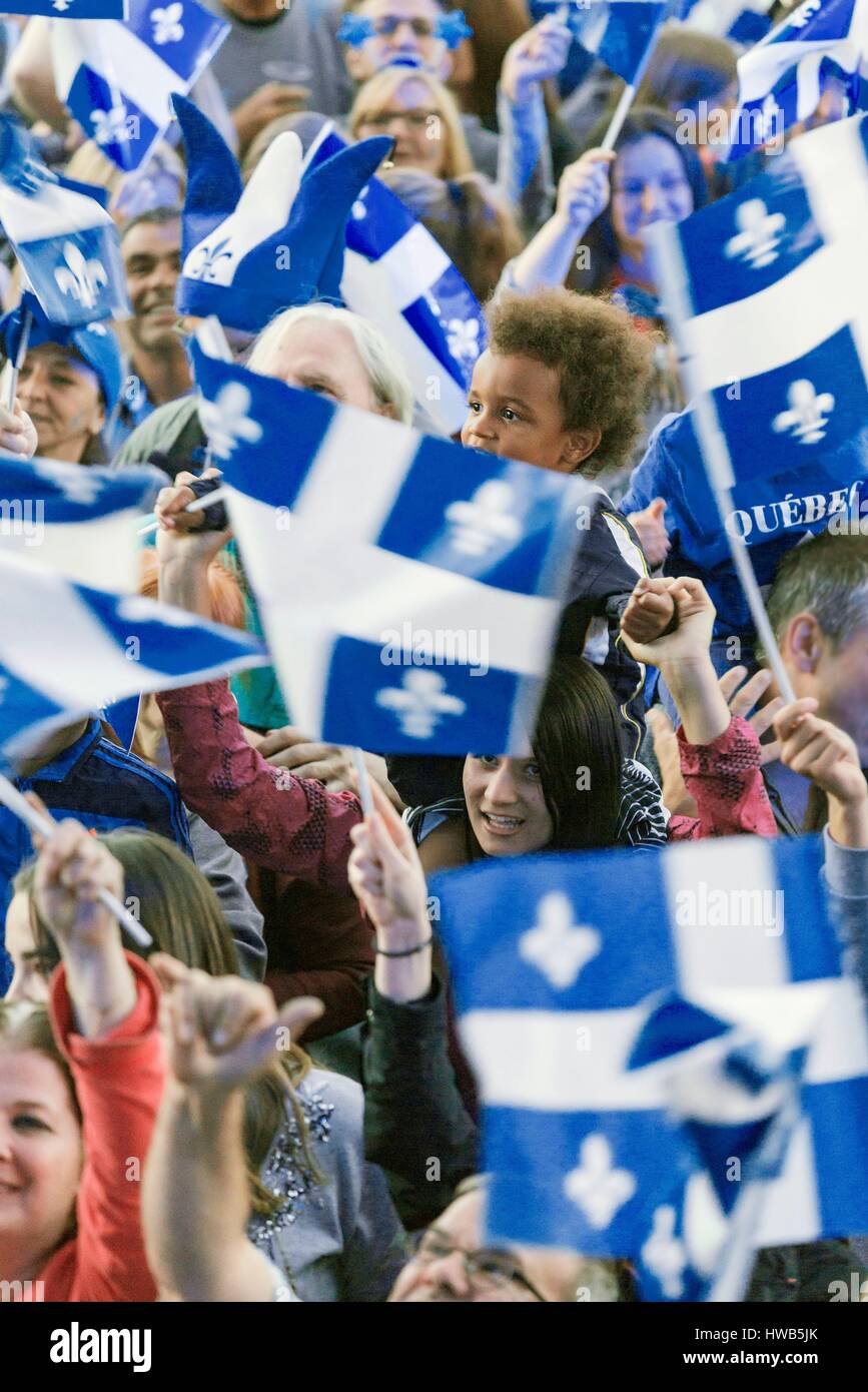 Canada, Province de Québec, ville de Québec, au Québec, fête nationale, le spectacle sur les Plaines d'Abraham dans la soirée du 23 juin, concert en plein air, avec de nombreux chanteurs du Québec, les spectateurs en agitant des drapeaux du Québec Banque D'Images
