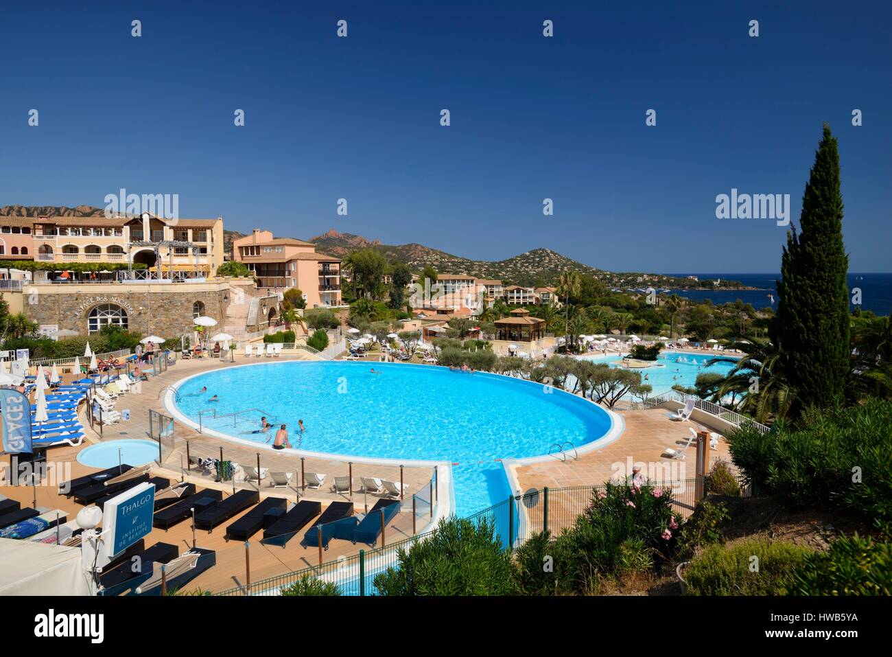 La France, Var, Saint Raphael, Cap Esterel, Maison de village Pierre et  Vacances, piscine centrale Photo Stock - Alamy