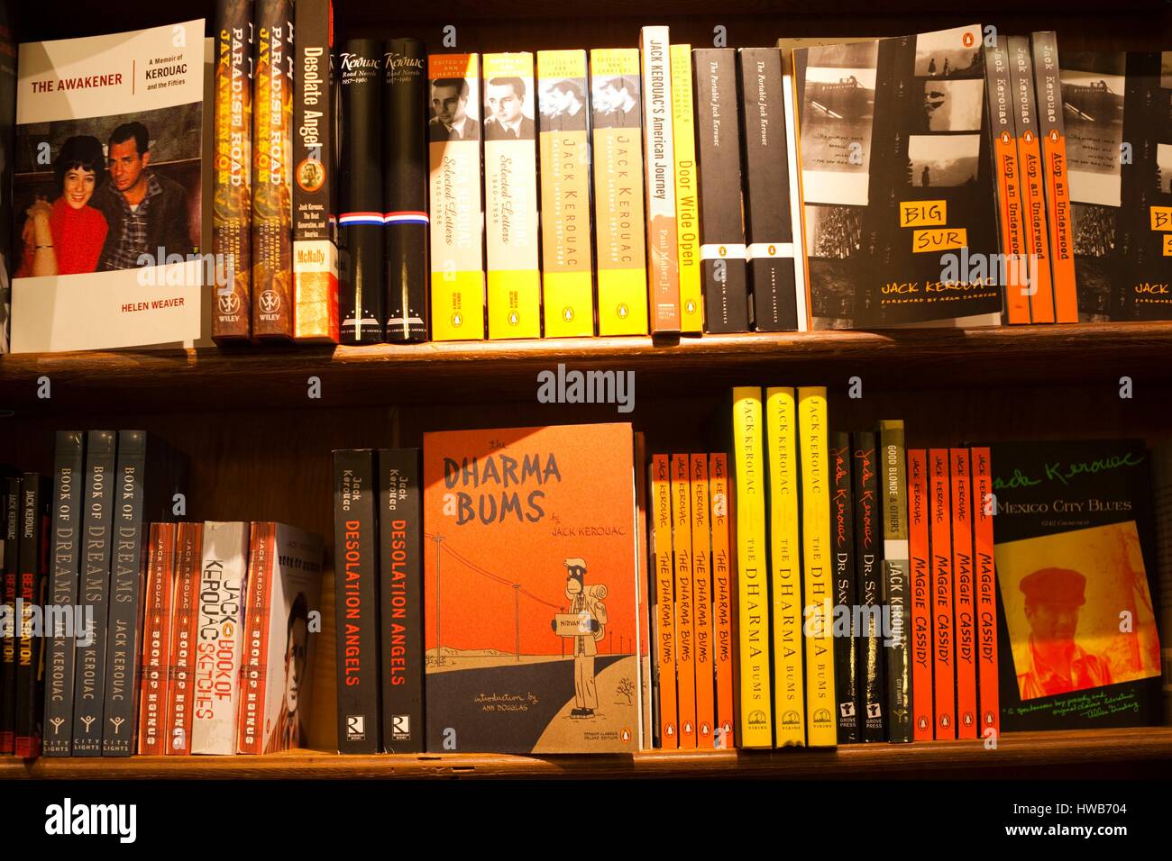 États-unis, Californie, San Francisco, North Beach, City Lights Bookstore, des étagères avec la littérature de la Beat Generation Banque D'Images