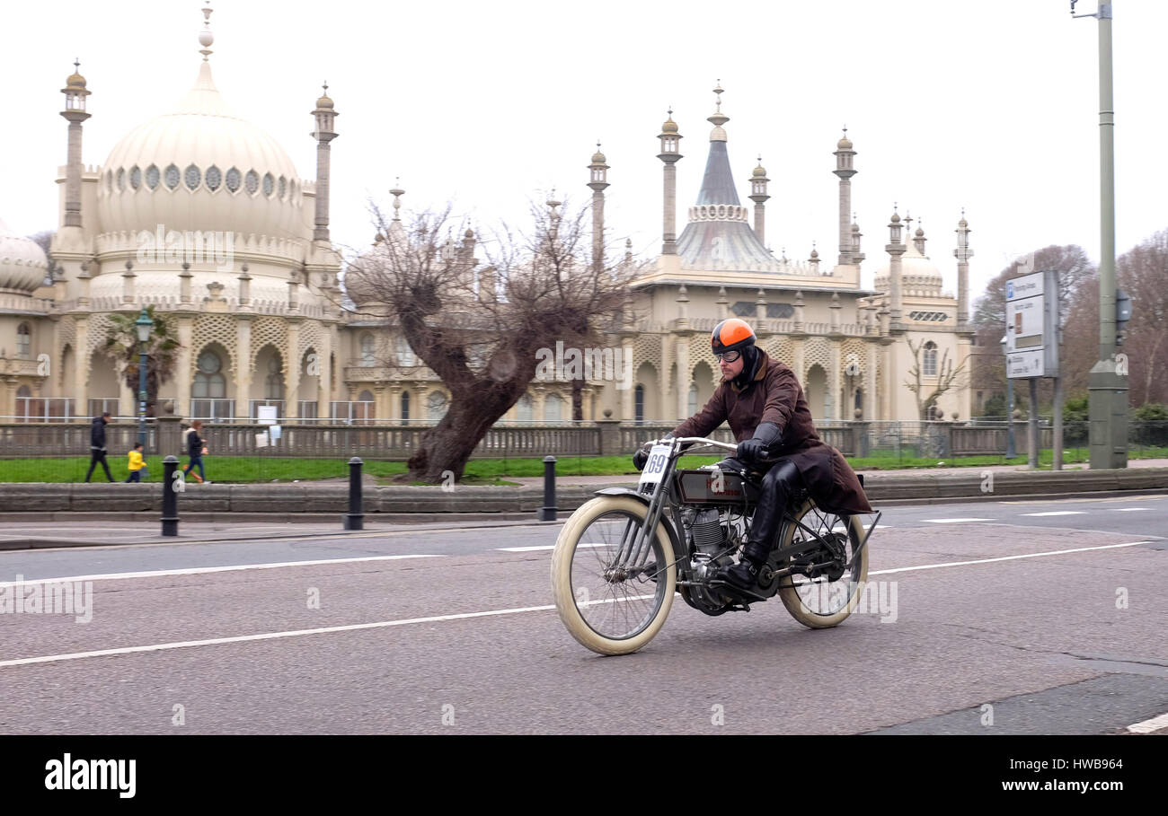 Brighton Sussex UK 19 mars 2017 - Une moto vétéran passe par le Royal Pavilion ils près de l'arrivée du 78e cycle moteur Sunbeam Club Pioneer exécuté à partir d'Epsom Downs à Brighton aujourd'hui Crédit : Simon Dack/Alamy Live News Banque D'Images