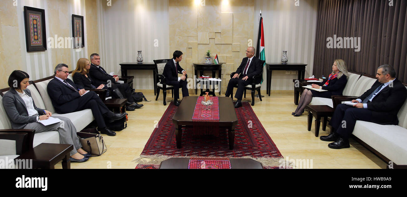 Ramallah, Cisjordanie, territoire palestinien. Mar 19, 2017. Le Premier Ministre palestinien Rami Hamdallah, rencontre avec la ministre d'État au Développement International de Rory Stewart, en Cisjordanie, Ramallah sur Mars Crédit19.2017 : Premier Ministre Office/APA/Images/fil ZUMA Alamy Live News Banque D'Images