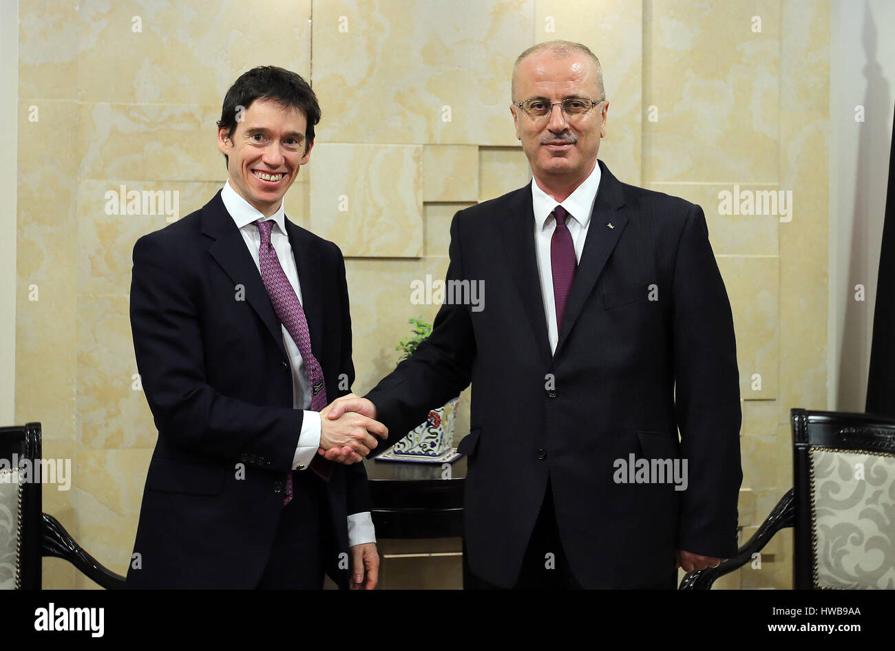 Ramallah, Cisjordanie, territoire palestinien. Mar 19, 2017. Le Premier Ministre palestinien Rami Hamdallah, rencontre avec la ministre d'État au Développement International de Rory Stewart, en Cisjordanie, Ramallah sur Mars Crédit19.2017 : Premier Ministre Office/APA/Images/fil ZUMA Alamy Live News Banque D'Images
