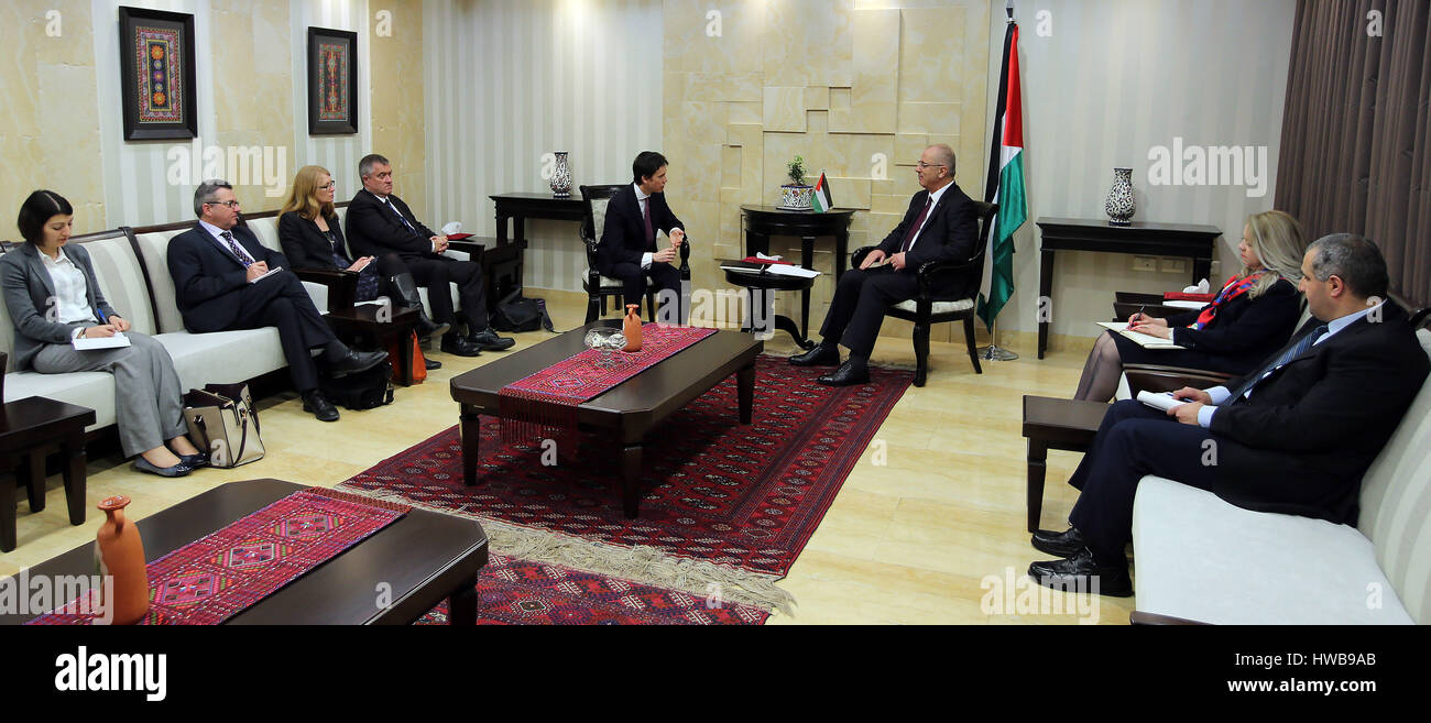 Ramallah, Cisjordanie, territoire palestinien. Mar 19, 2017. Le Premier Ministre palestinien Rami Hamdallah, rencontre avec la ministre d'État au Développement International de Rory Stewart, en Cisjordanie, Ramallah sur Mars Crédit19.2017 : Premier Ministre Office/APA/Images/fil ZUMA Alamy Live News Banque D'Images