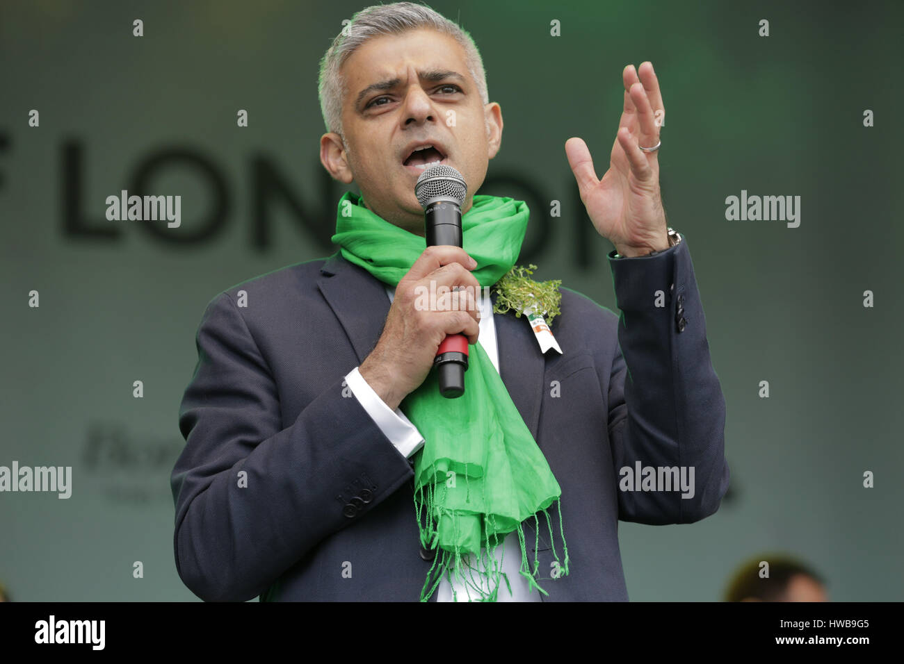 Trafalgar Square, Londres, Royaume-Uni, 19 mars 2017, Sadiq Khan traite de la foule à la London's festival Saint Patrick, Sadiq Khan, des célébrations de la St Patrick à Londres Trafalgar du crédit Squarel : Richard Soans/Alamy Live News Banque D'Images