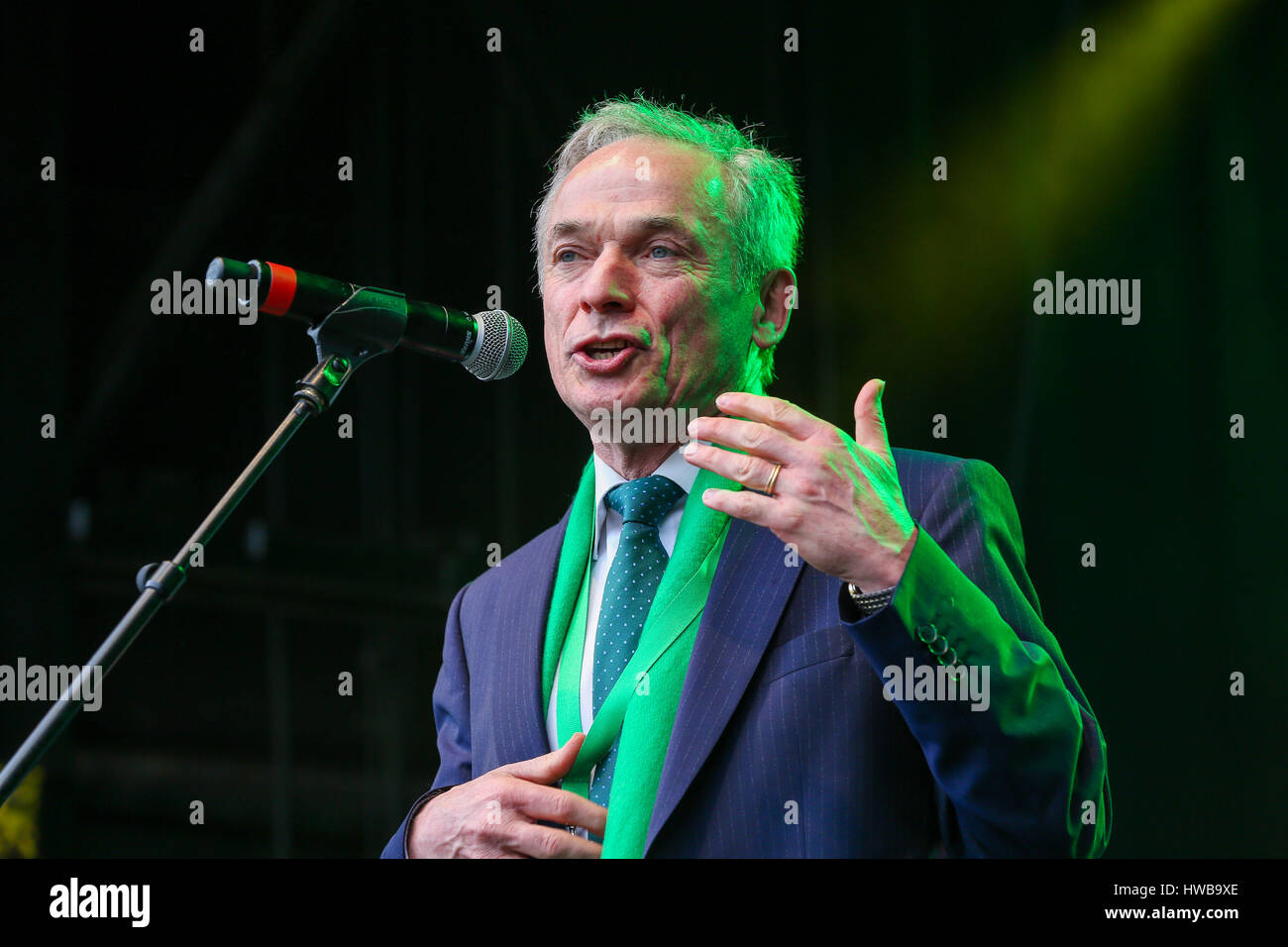 Trafalgar Square. Londres. UK 19 Mar 2017 - Richard Bruton, ministre TD de l'éducation et des compétences (Gouvernement irlandais) prend la parole lors de la célébration de la St Patrick à Trafalgar Square. Credit : Dinendra Haria/Alamy Live News Banque D'Images