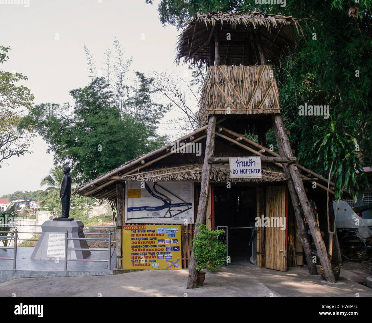 Kanchanaburi, Thaïlande. 15 Nov, 2006. Le musée de la guerre JEATH est l'un des deux musées de la Thaïlande sur le célèbre chemin de fer de la mort construit dans la PREMIÈRE GUERRE MONDIALE 2 de 1942 à 1943 par des prisonniers de guerre des Japonais, une partie de l'infâme Zone de chemin de fer. L'acronyme est l'acronyme de JEATH les principales nationalités impliquées dans la construction de chemins de fer : japonais, anglais, australiens, américains, thaïlandais et en Hollande. Credit : Arnold Drapkin/ZUMA/Alamy Fil Live News Banque D'Images