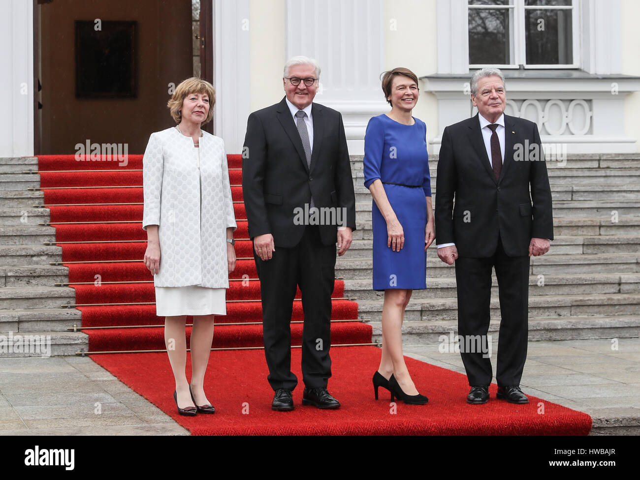 Berlin, Allemagne. Mar 19, 2017. Le Président allemand Joachim Gauck sortant (1e R) et son partenaire Daniela Schadt (1re L) poser pour des photos avec le nouveau président de l'Allemagne Frank-Walter Steinmeier (2L) et son épouse Elke Buedenbender à la résidence présidentielle du château de Bellevue à Berlin, capitale de l'Allemagne, le 19 mars 2017. Credit : Shan Yuqi/Xinhua/Alamy Live News Banque D'Images