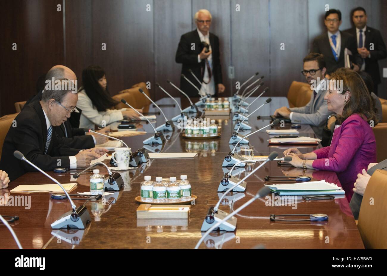 Organisation des Nations Unies, New York, USA, 20 juillet 2016 - Le Secrétaire général Ban Ki-moon (à gauche) rencontre avec Ségolène Royal, Ministre de l'environnement, de l'énergie et des affaires étrangères de la France, responsable des relations internationales sur le climat, et président de la CDP21 aujourd'hui au siège des Nations Unies à New York. Photo : Luiz Rampelotto/EuropaNewswire dans le monde d'utilisation | Banque D'Images