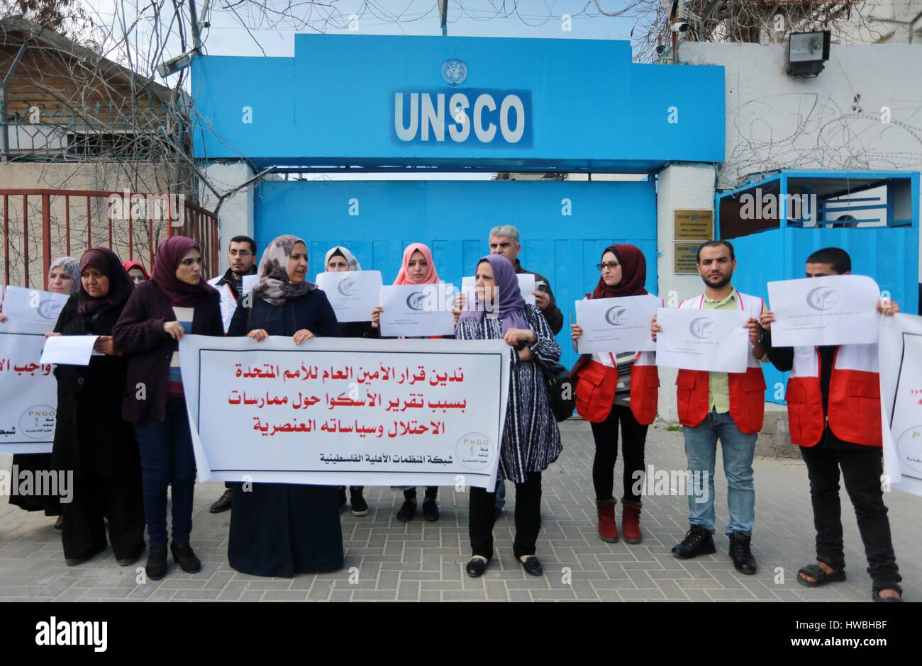 La ville de Gaza, bande de Gaza, territoire palestinien. Mar 20, 2017. Tenir les Palestiniens lors d'une des bannières de protestation contre le Secrétaire général des Nations Unies, Antonio Guterres, décision de retirer 'l'apartheid israélien" rapport de Commission économique et sociale pour l'Asie occidentale (CESAO) site web, en face de la siège United Nation ''UNSCO'', dans la ville de Gaza le 20 mars 2017. Le sous-secrétaire général des Nations Unies et Secrétaire exécutif de la CESAO Rima Khalaf a démissionné après avoir déclaré qu'elle était obligé de retirer un rapport controversé qui a accusé Israël de la création d'un ''etat d'apartheid (crédit Image : © Mohammed Asad/APA I Banque D'Images