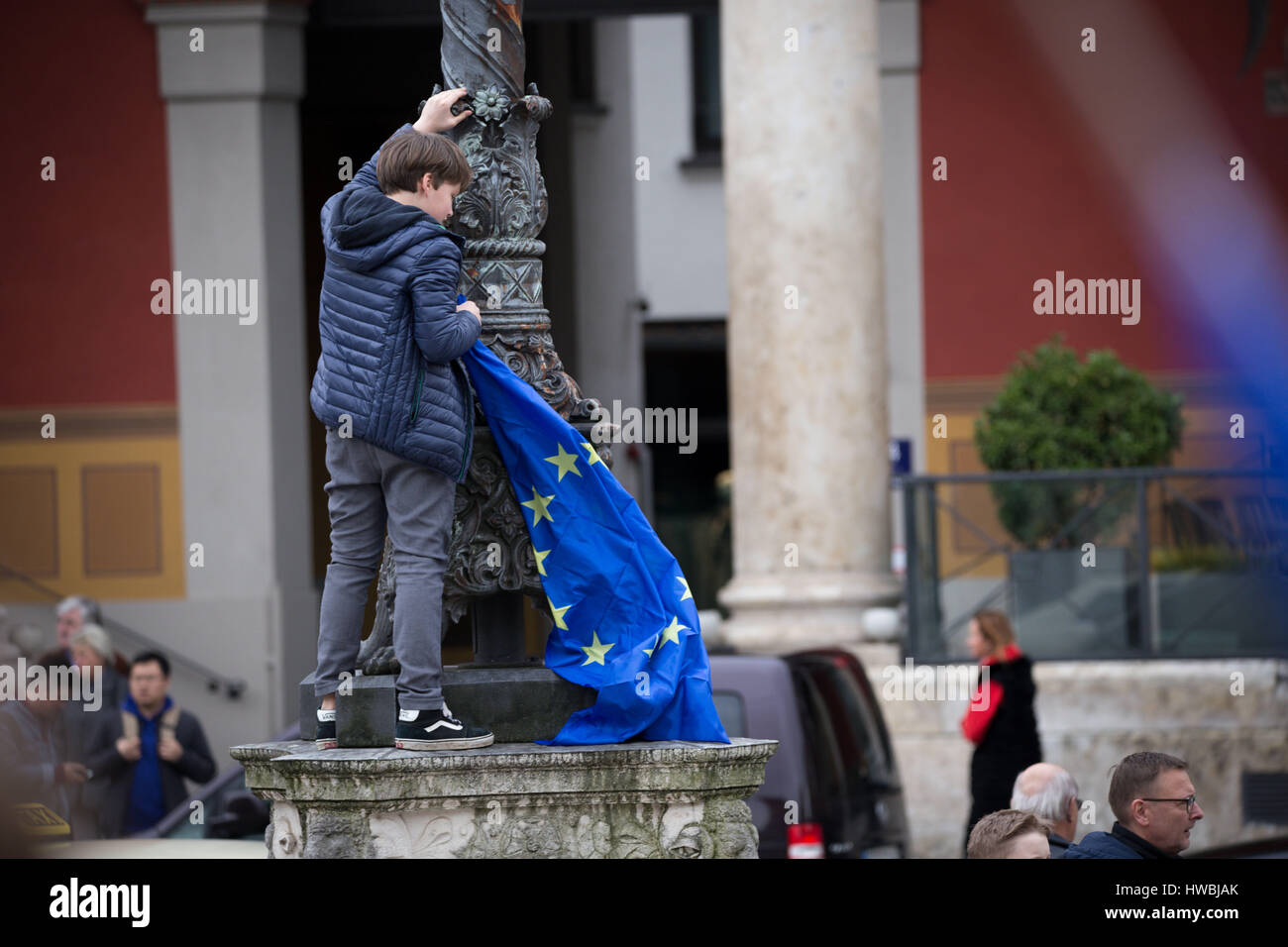 19 mars 2017 - La division de la Munich pro-européen ''šPulse˜'' de l'Europe mouvement s pour la troisième fois à Max-Josef-Platz dans le centre-ville de Munich. Plus d'un millier de participé au rassemblement qui se tient comme un rappel des valeurs européennes et est censée conduire à un meilleur climat politique interne. Sujet a été par exemple les élections aux Pays-Bas, la semaine dernière. Crédit : Michael Trammer/ZUMA/Alamy Fil Live News Banque D'Images