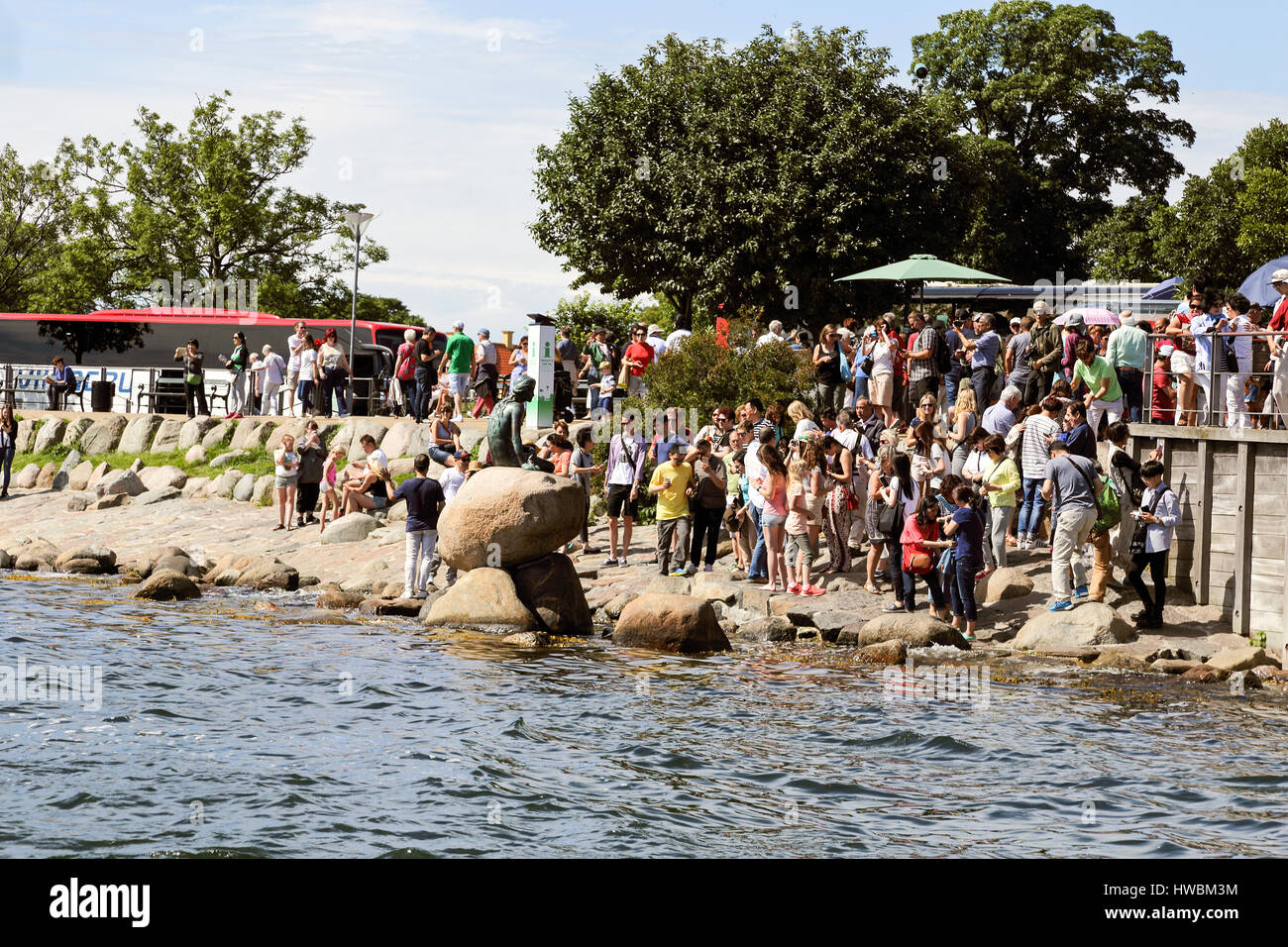 Copenhague, Danemark. Une foule de touristes photographiant la célèbre statue de la Petite Sirène Banque D'Images