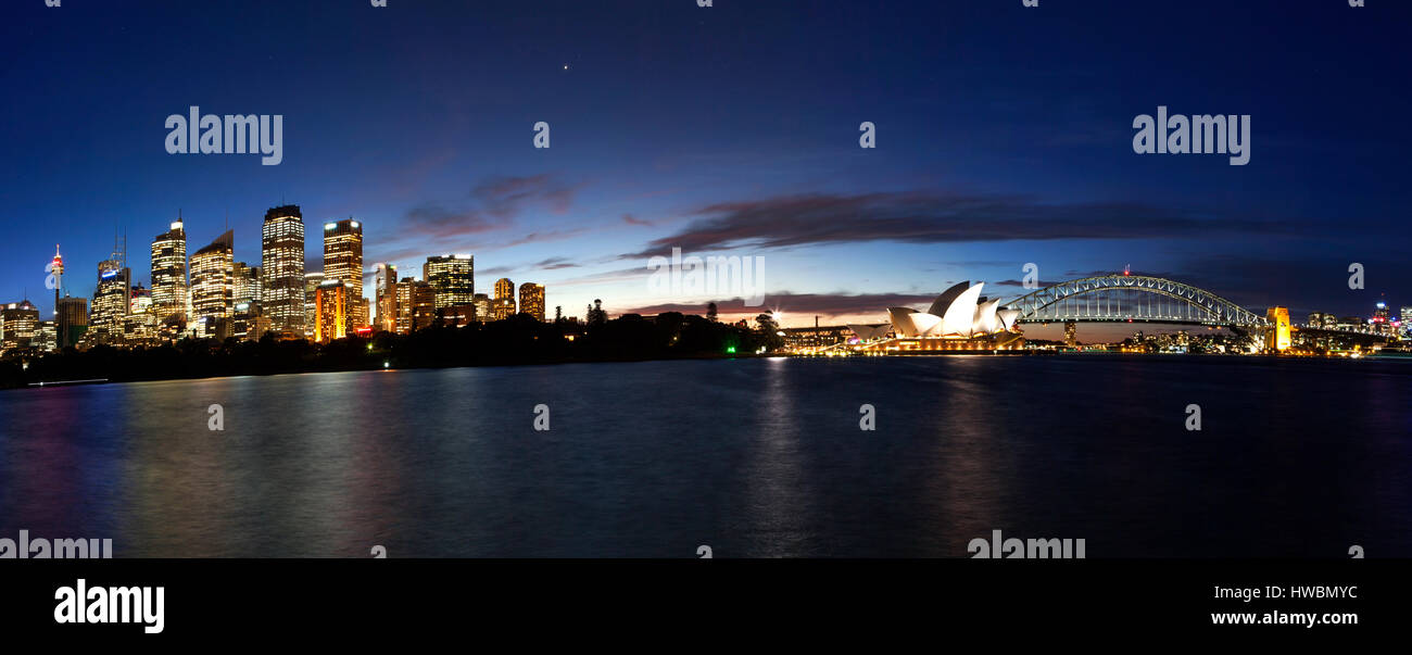Opéra de Sydney et le Harbour Bridge at Dusk, Sydney, Australie Banque D'Images