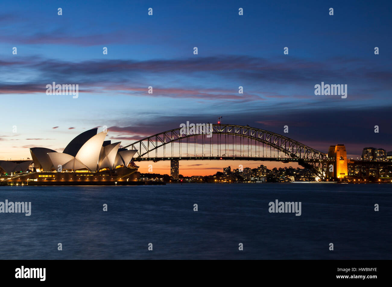Opéra de Sydney et le Harbour Bridge at Dusk, Sydney, Australie Banque D'Images