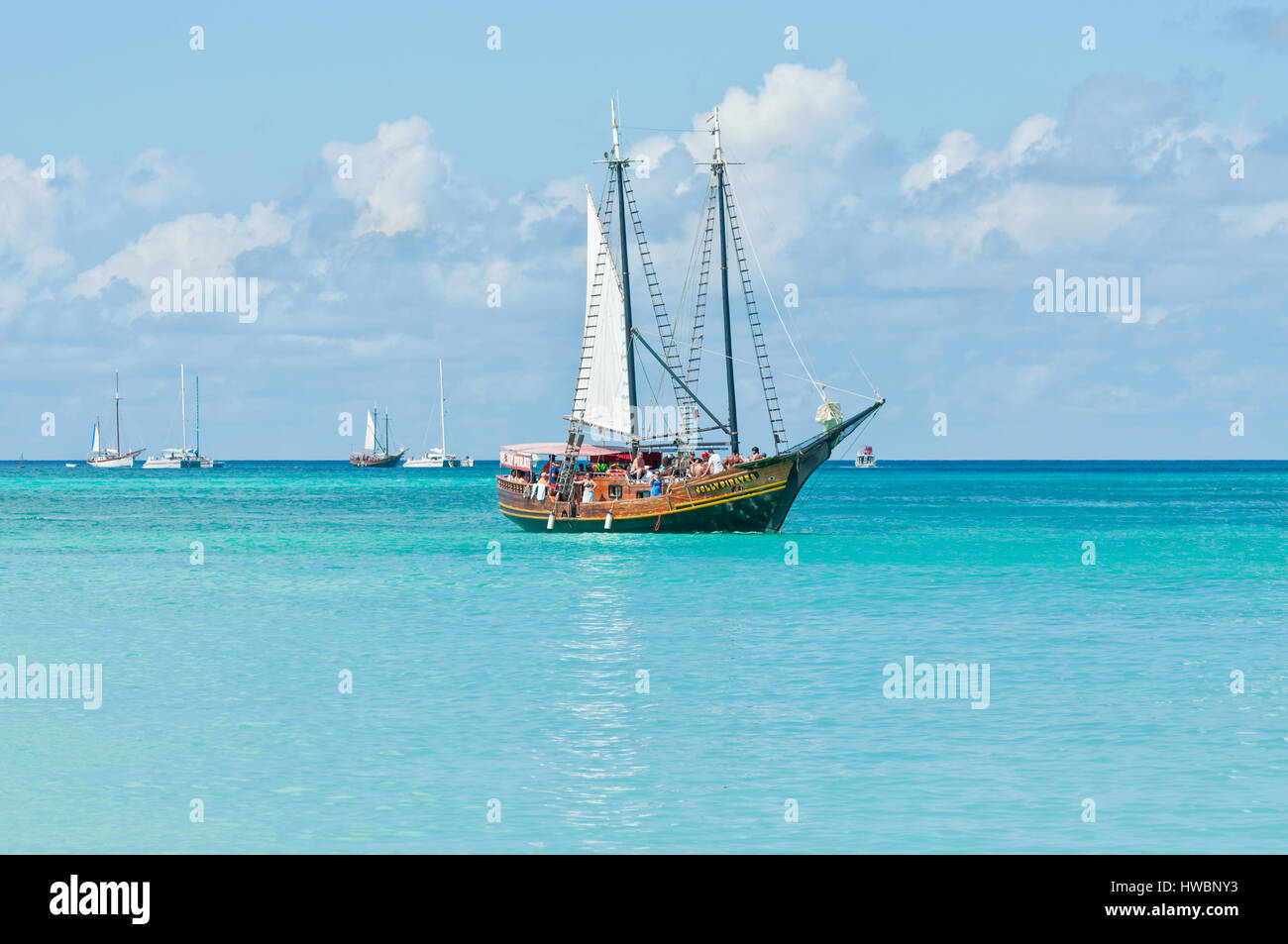 Oranjestad, Aruba - Décembre 01, 2011 : les touristes à bord du voilier Pirates Jolly le long de la côte et profiter de la belle île tropicale d'Aruba à D Banque D'Images