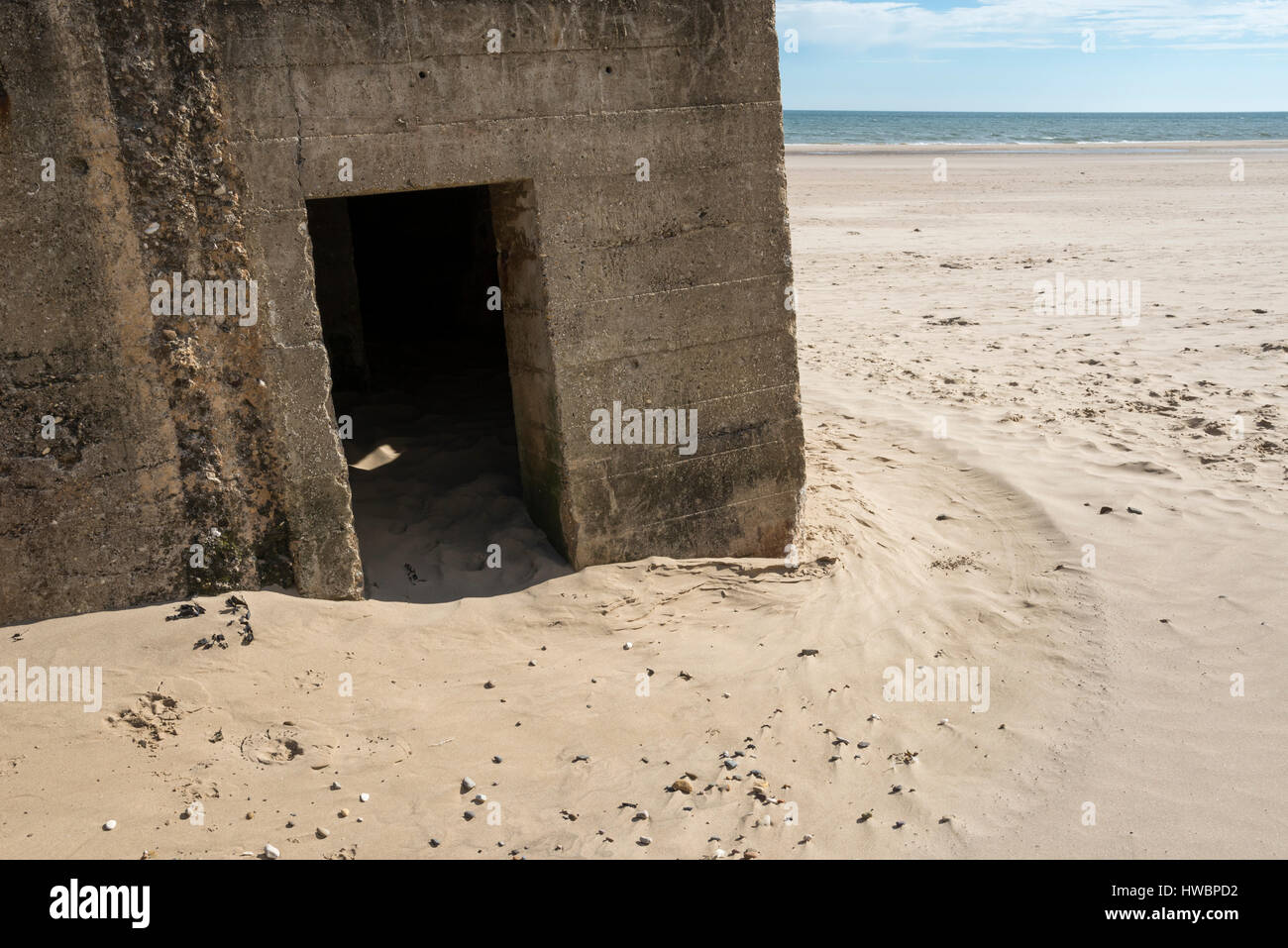Entrée d'une ancienne casemate en béton sur la plage de sable de St Francis Bay Bay, North Yorkshire, Angleterre. Banque D'Images