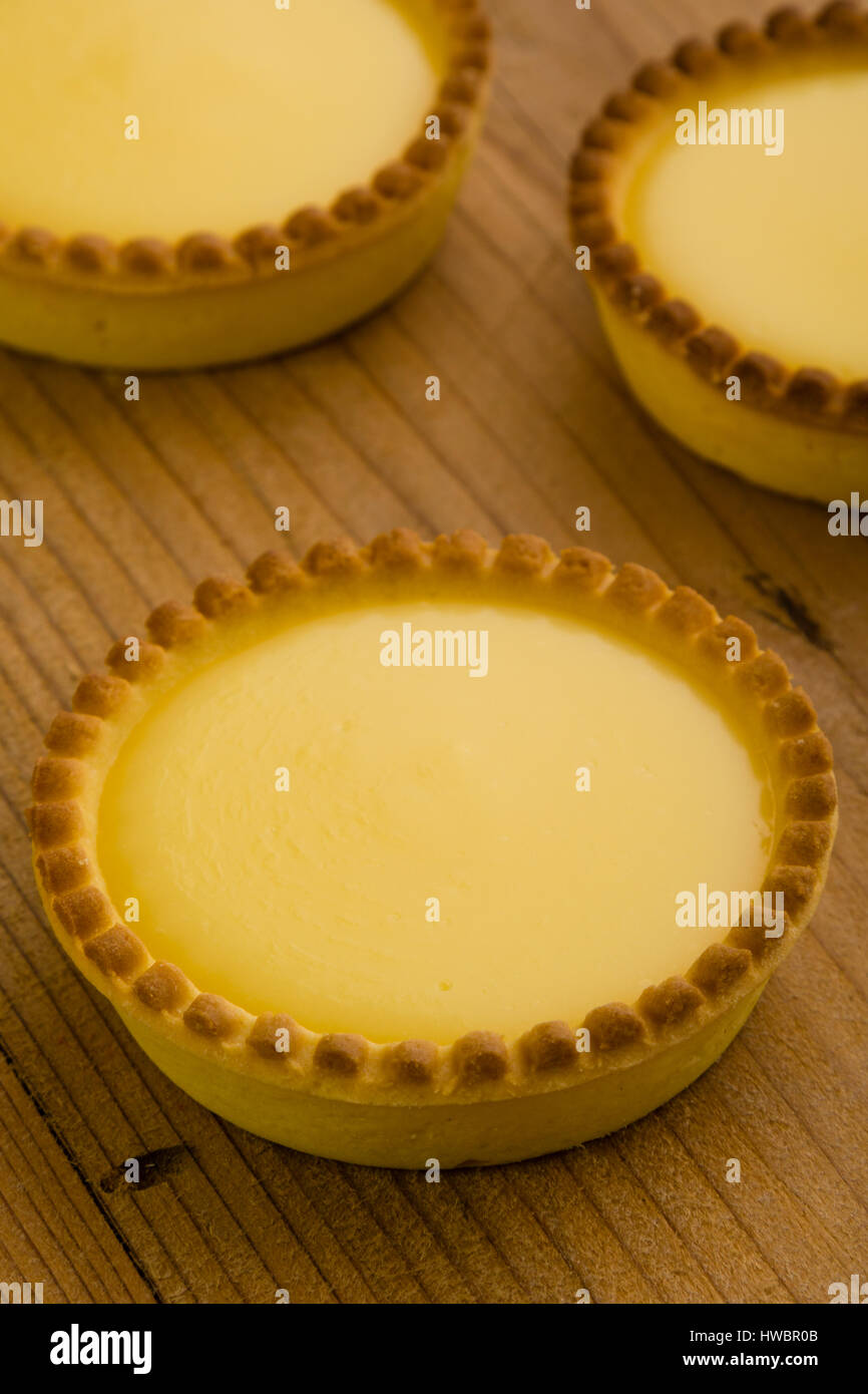 Tarte vanille ronde sur table en bois rustique Banque D'Images