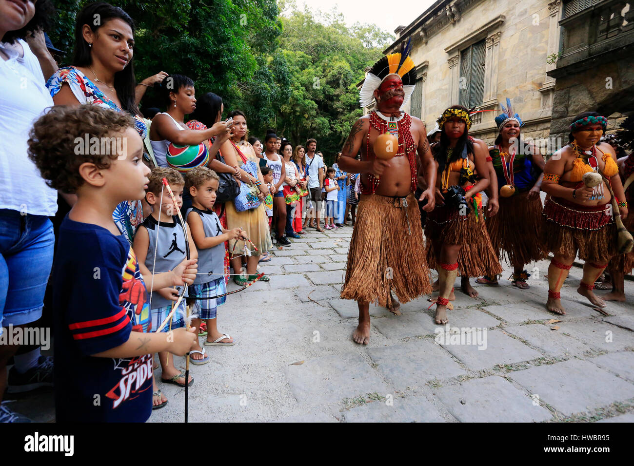 Dans la journée des indiens indiens faisant la danse de présentation au public à Parque Lage, Rio de Janeiro, Brésil Banque D'Images