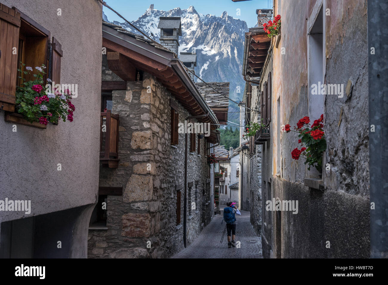 Courmayeur, une petite ville sur le Tour du Mont Blanc itinéraire par le nord de l'Italie. Banque D'Images