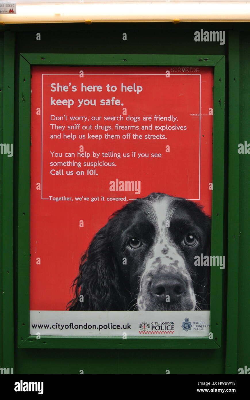 Avis de la Metropolitan Police, avise le public de l'utilisation de chiens renifleurs dans le domaine Banque D'Images