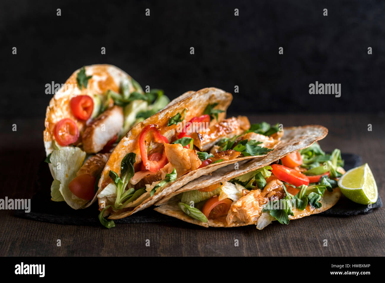 Servi avec de la viande de poulet sandwich tortilla Banque D'Images