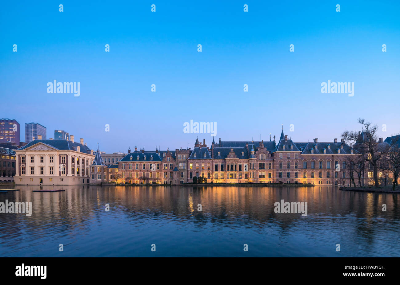 Les bâtiments du Parlement néerlandais de la Haye et le musée Mauritshuis. Banque D'Images