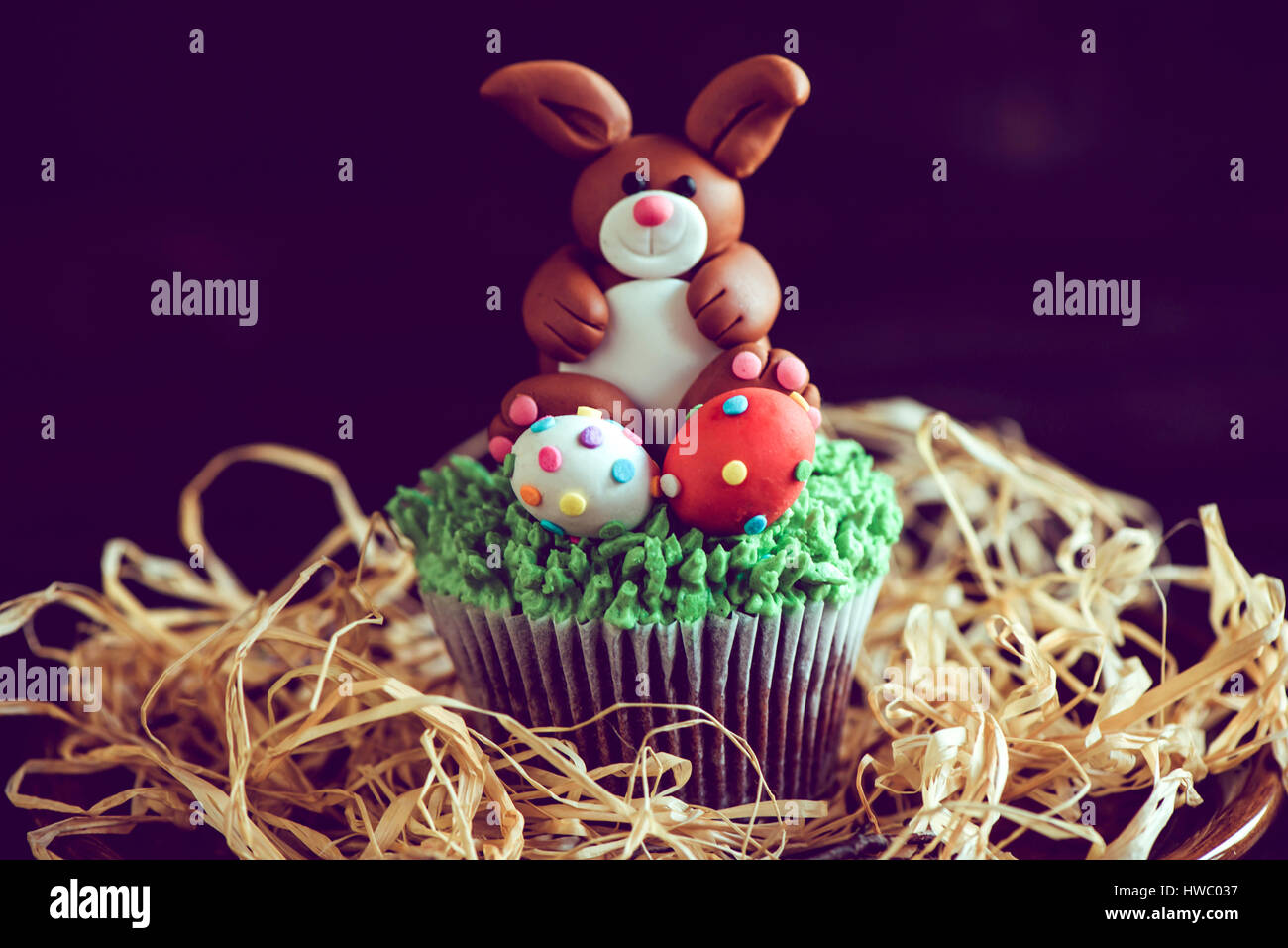 Lapin de Pâques avec des oeufs colorés sur cup cake, selective focus Banque D'Images