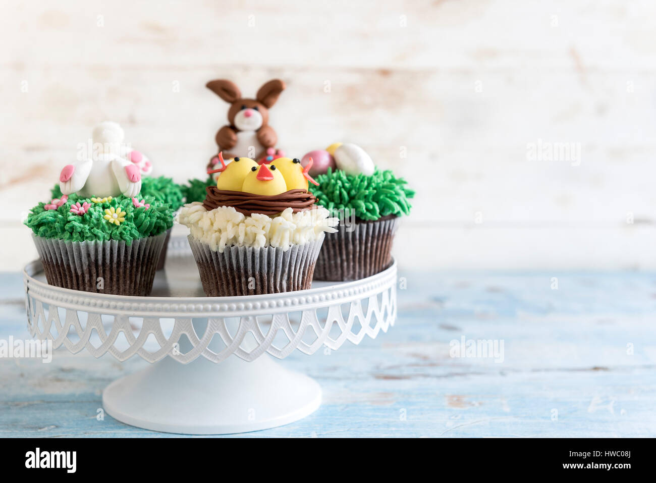 Servi Easter cup cakes sur fond de bois avec des espaces blancs, selective focus Banque D'Images