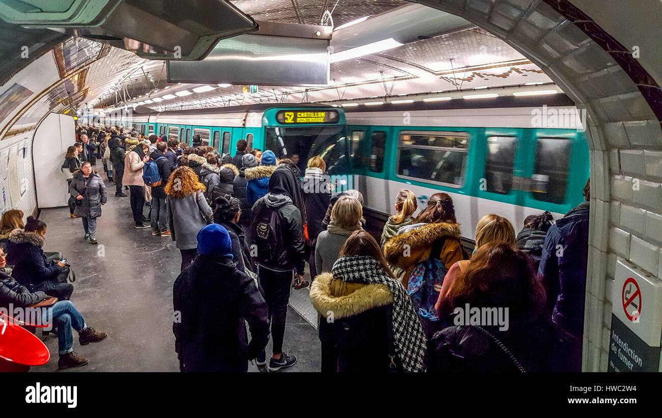 Plate-forme sur Paris métro avec les passagers en attente. Paris. France Banque D'Images