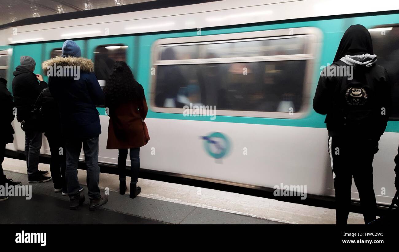 Plate-forme sur Paris métro avec les passagers en attente. Paris. France Banque D'Images