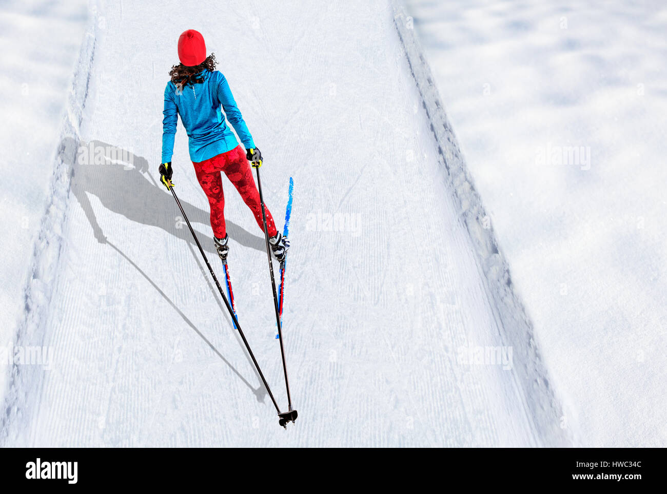 Une femme ski de fond dans la forêt d'hiver Banque D'Images