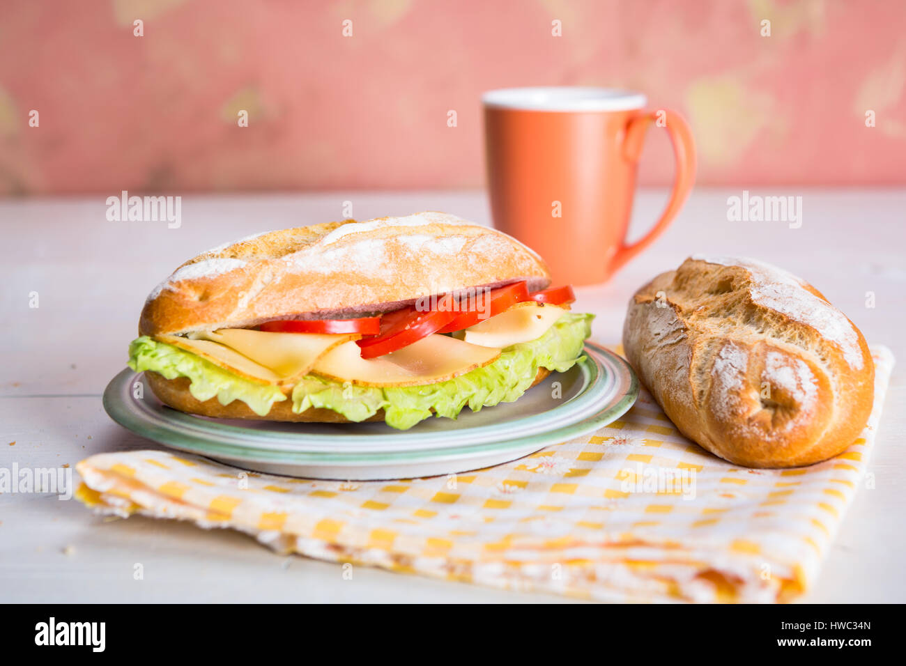 La plaque avec un sandwich au fromage et du café tasse Banque D'Images