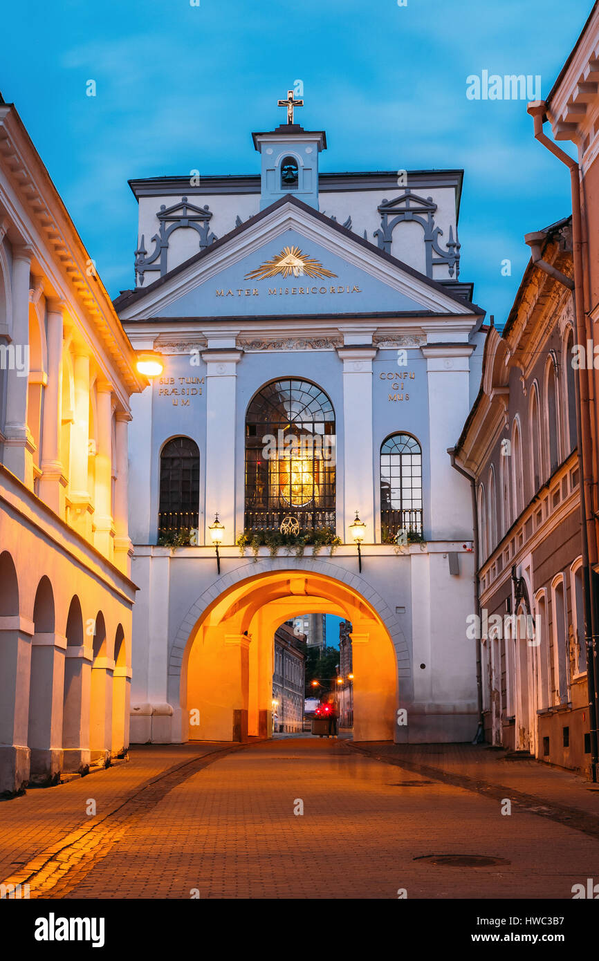 Vilnius, Lituanie. La porte de l'aurore au soir, l'éclairage. Les religieux, historique et culturel, Monument La Chapelle avec image miraculeuse de nos Banque D'Images