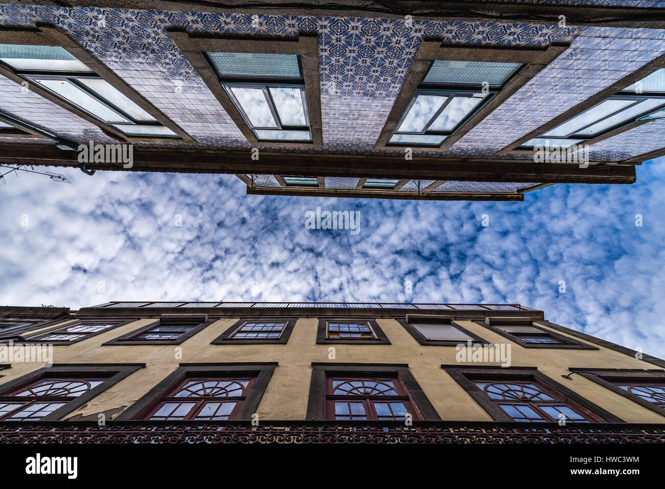 Maisons de la vieille ville, l'un avec l'Azulejo carreaux sur une rue étroite Rua do Pinheiro (Pine Tree Street) dans la ville de Porto sur la péninsule ibérique, le Portugal Banque D'Images