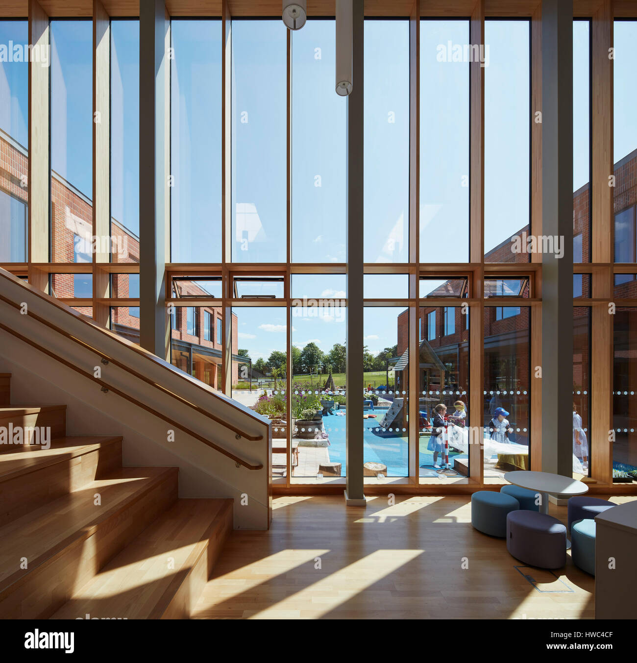 Espace du cœur avec vue sur cour intérieure et escalier vers l'aire de jeu. St Swithun's School, Winchester, Royaume-Uni. Architecte : Walters et Cohen Ltd, 201 Banque D'Images