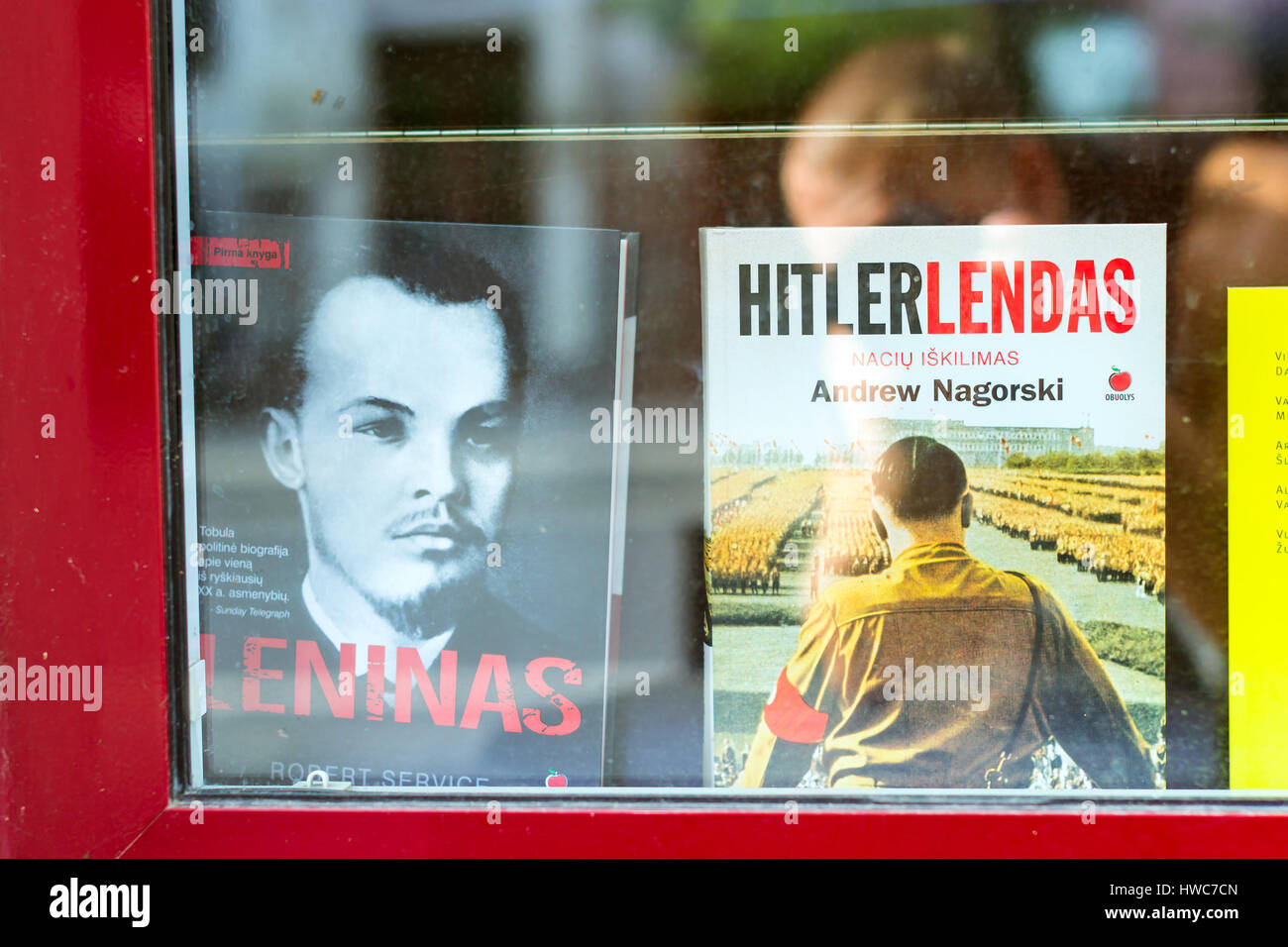 Vilnius, Lituanie - 8 août 2012 : deux livres d'histoire sur Lénine et Hitler l'un à côté de l'autre sur la fenêtre de la librairie. Idéologies lutte Banque D'Images
