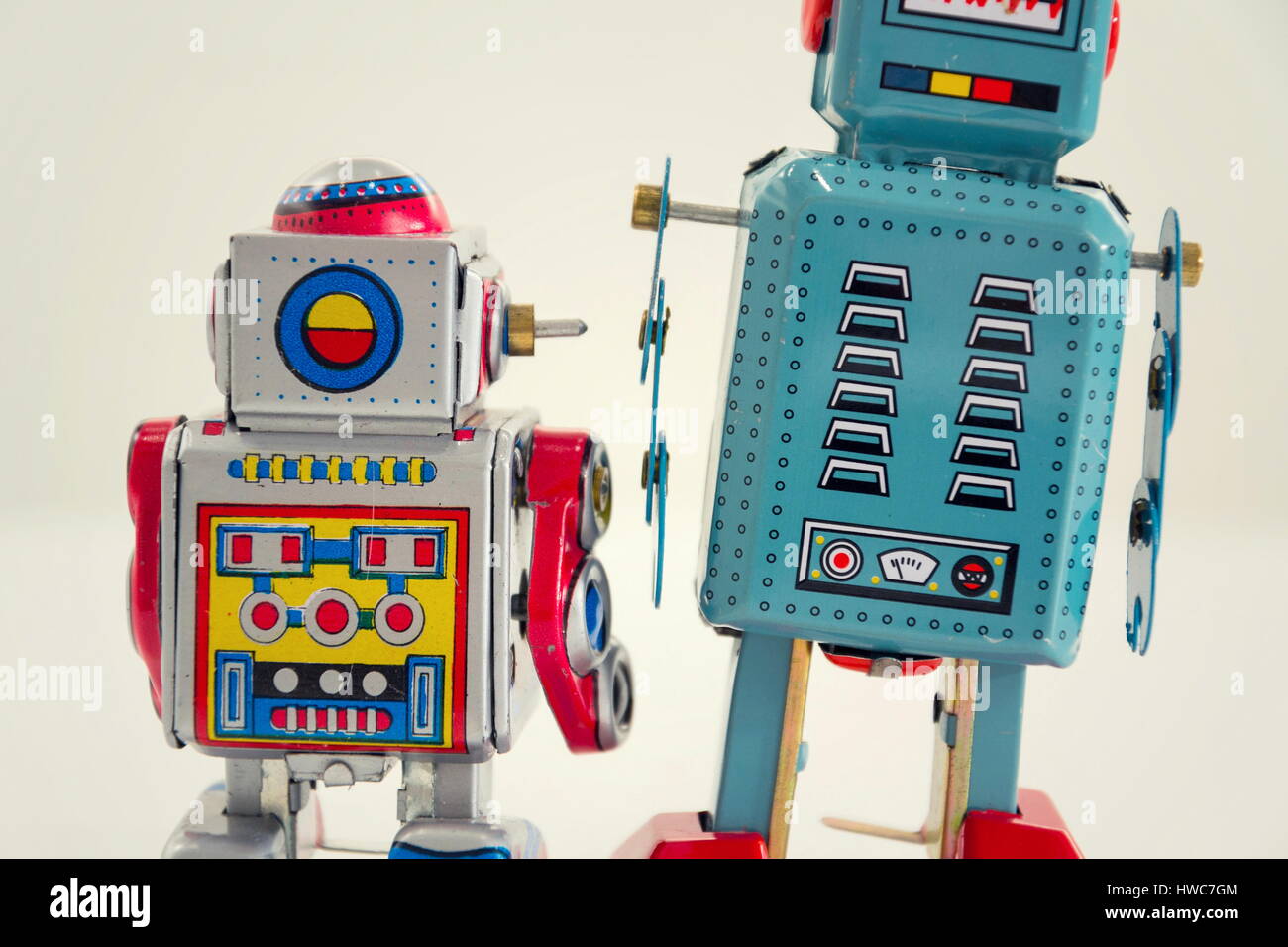 Vintage tin toy robots filtrée isolé sur fond blanc Banque D'Images