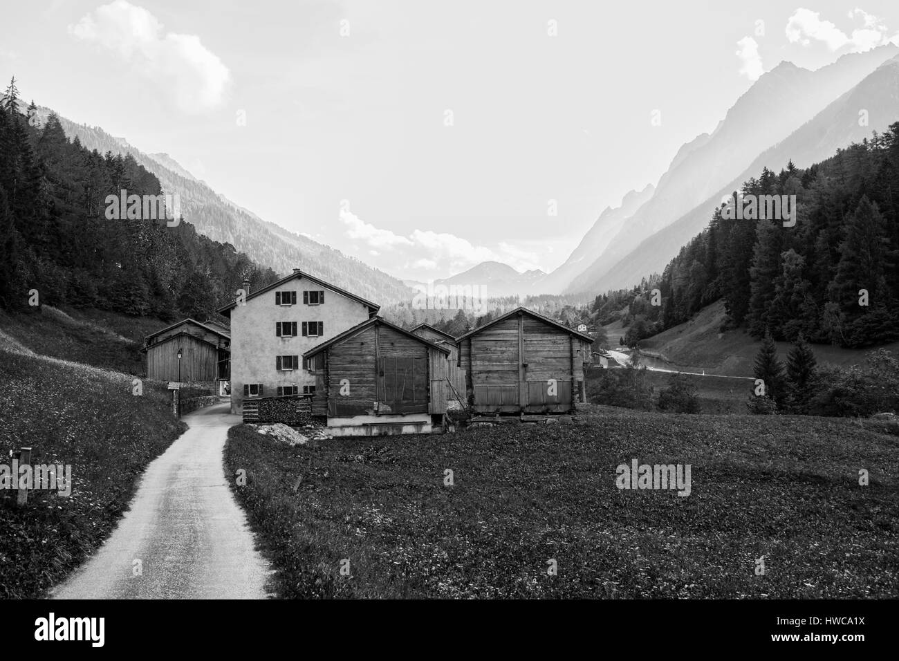 Un village le long du sentier Tour du Mont Blanc à travers les alpes suisses. Banque D'Images