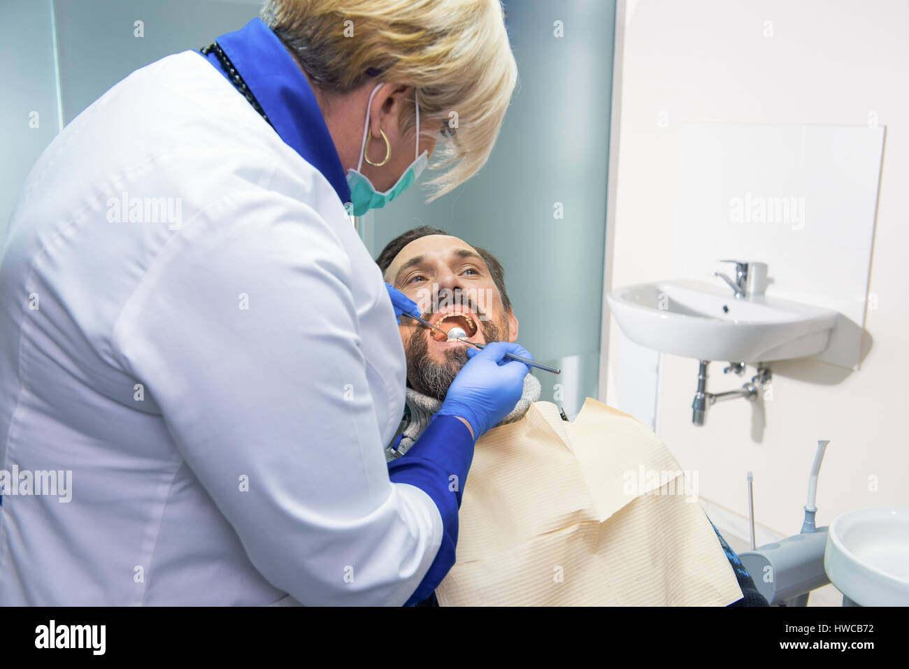 Femme dentiste au travail. Banque D'Images