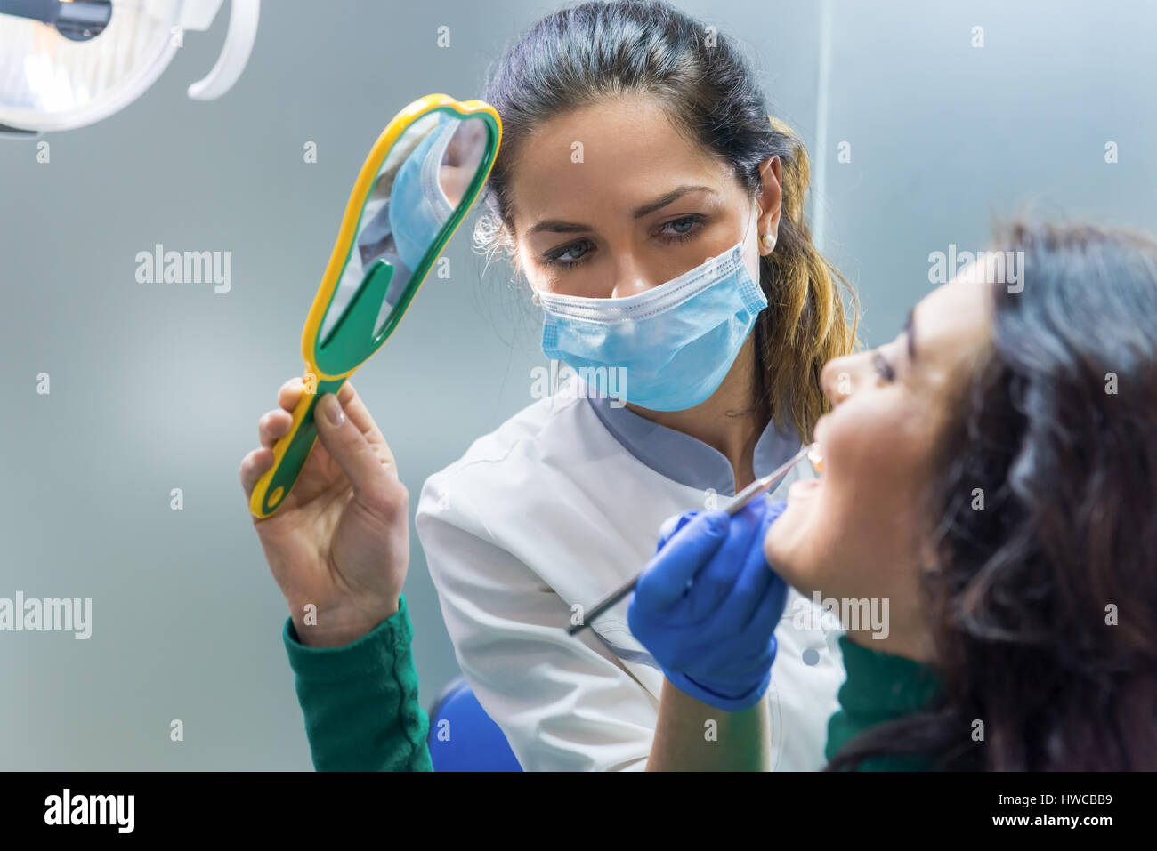 Dentiste et patient holding miroir. Banque D'Images