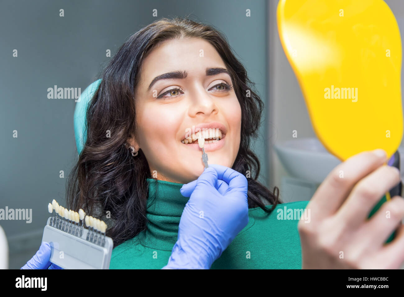 De patient dentiste tenant un miroir. Banque D'Images